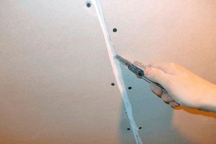 Plafonul tavanului pentru pictura pe propriile mâini