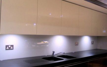 Skinali pentru bucătărie - un șorț frumos de sticlă cu și fără lumină, idei de design de fotografie