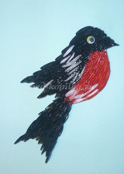 Bullfinch pe o ramura de molid în tehnica de quilling