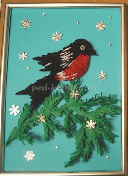 Bullfinch pe o ramura de molid în tehnica de quilling