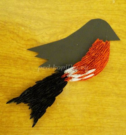 Bullfinch pe o ramura de molid în tehnica de quilling