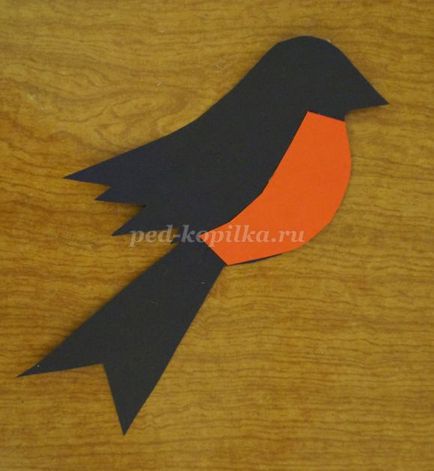 Bullfinch pe o ramura de molid în tehnica de quilling