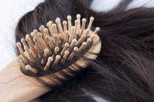 Hajhullás elleni eszközök, fodrász és frizura