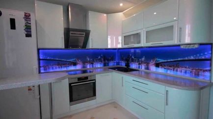 Iluminarea LED a șorțului în bucătărie cu mâinile - principalele avantaje