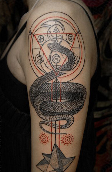 Tatuaj de valoare de șarpe, schițe ale unui tatuaj și o fotografie