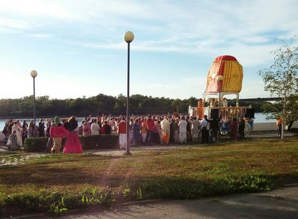 Oamenii din Omsk au fost încântați de nunta Hare Krishnas de pe malul apei