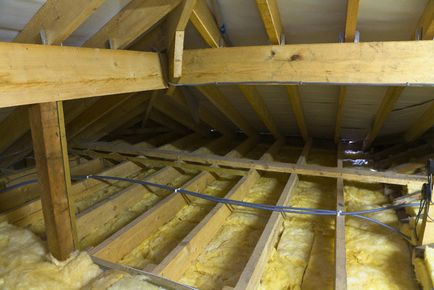 Încălzirea tavanului într-o casă din lemn cu propriile mâini decât izolarea mai bună, video-instrucțiuni, fotografie