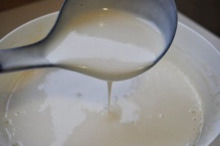 Хрусткі і тонкі млинці на молоці і воді, простий рецепт з фото