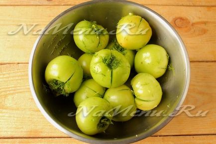 Зелені помідори з часником і зеленню без закачування