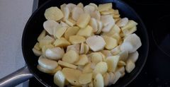 Sült burgonyával - Kárpáti szalonnával, fokhagymát és a hagymát - lépésről lépésre recept fotók
