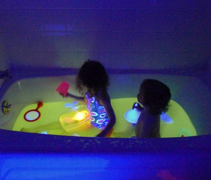 15 egyszerű trükk, amely segít, hogy a fürdő egy érdekes és biztonságos helyen a gyermekek