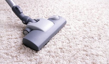 Curățați covorul cu un aspirator de detergent - reparați casa