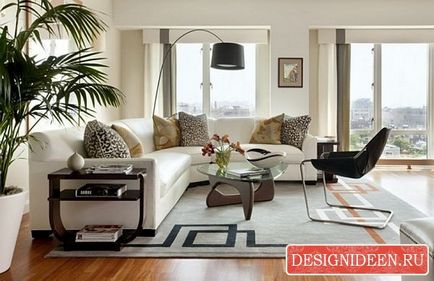 Două canapele din interiorul elementelor de design din camera de zi