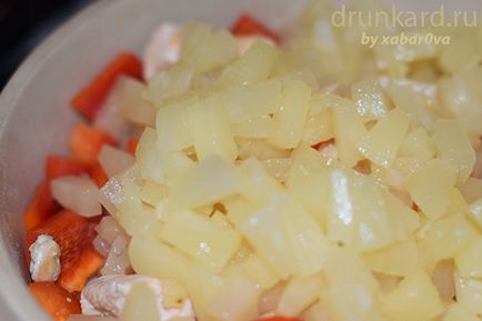 Гарячий курячий салат з ананасом, ополоники