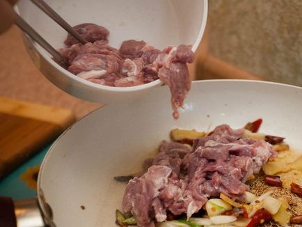 Carne de vită cu cartofi în chineză, prânz la restaurante, cafenele, baruri din Irkutsk