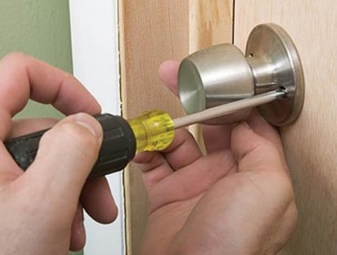Instrucțiuni privind introducerea unei încuietori în ușa de intrare sau interior