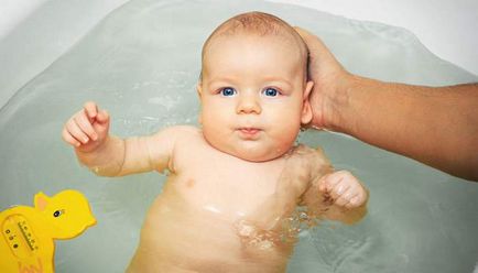 Hogyan tartsuk a gyermek a fürdőben egy felnőtt kád vagy babafürdető