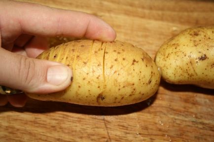 Як спекти картоплю в золі і на мангалі