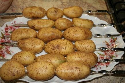 Cum să coaceți cartofii în cenușă și pe grătar
