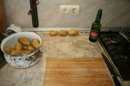 Як спекти картоплю в золі і на мангалі