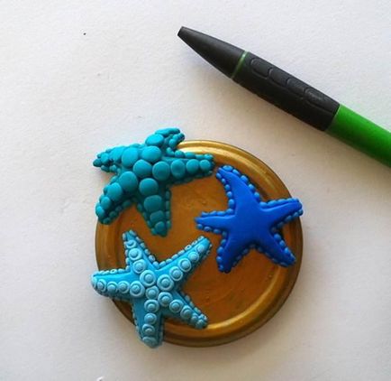 Cum se face un borcan decorativ, decorat cu figuri de argilă polimerică sub formă de stele de mare