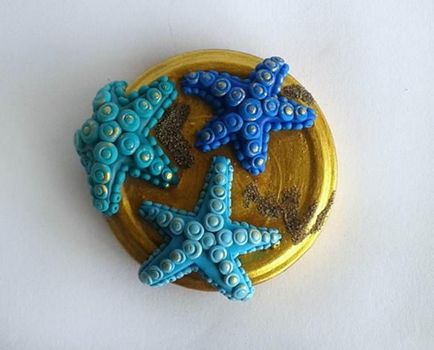 Cum se face un borcan decorativ, decorat cu figuri de argilă polimerică sub formă de stele de mare