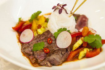 Як приготувати тайський салат з яловичиною і овочами, кунжутом, огірками та іншими інгредієнтами