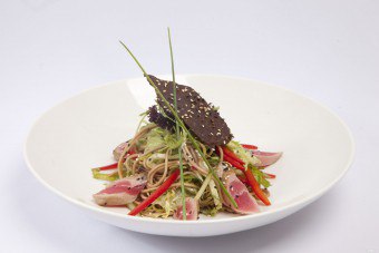 Cum să gătești o salată thailandeză cu carne de vită și legume, susan, castraveți și alte ingrediente