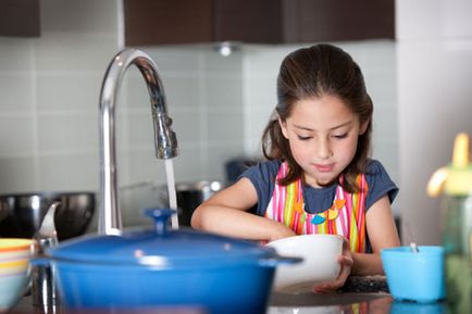 Cum să înveți un copil să facă treburile casnice