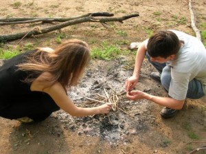 Cum să aprinzi un foc de tabără fără meciuri, cum să-ți faci propriile mâini