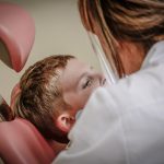 Cum să convingem un copil de 5-6 ani să viziteze dentistul, experiența noastră în tratamentul stomatologic cu fiul său