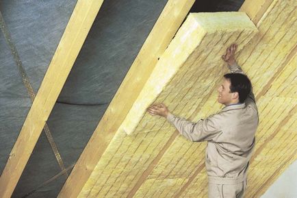 Cum de a izola acoperișul casei din interiorul lemnului, privat, cu atât mai bine, cât de corect, ce material,