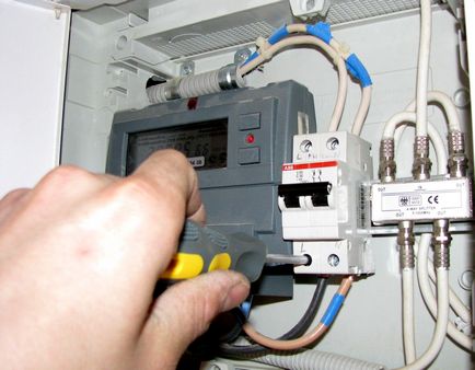 Revizia electriciștilor casei de apartamente