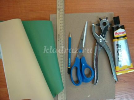 Gazdasszony a bőrt a kezét (a diák) Házvezetőnő bőrük kezük