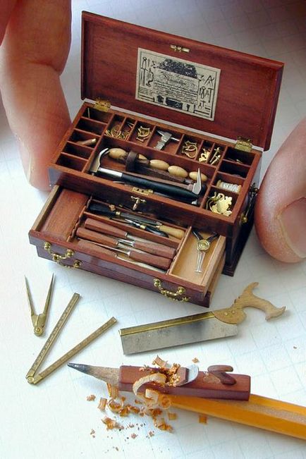 Колекційні мініатюри зброї і інструментів