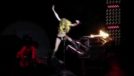 Lady Gaga - victima numărul 1 (foto paparazzi)