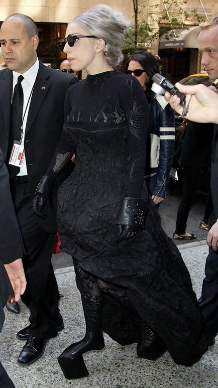 Lady Gaga - victima numărul 1 (foto paparazzi)