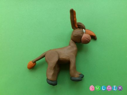 Lepim szamár agyagból kezüket szakaszokban (szamár) Lepim szamár agyagból kezüket szakaszokban