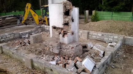 Pentru a nu rupe construirea, dezmembrăm casa din lemn