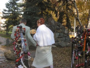 Dragostea sub cheie și blocare - despre tradițiile de nuntă moderne, apropiate