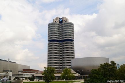 Музей бмв (bmw museum) в Мюнхені германію