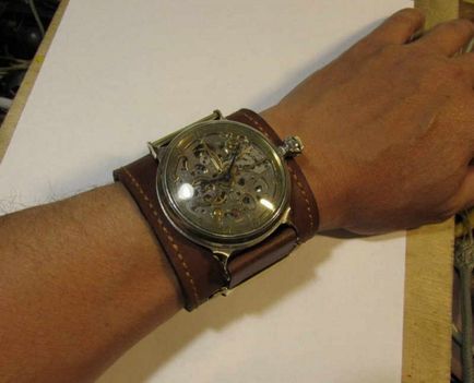 O versiune simplă a modificării ceasurilor de buzunar în ceasuri de mână (brățară din piele)