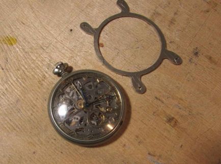 O versiune simplă a modificării ceasurilor de buzunar în ceasuri de mână (brățară din piele)