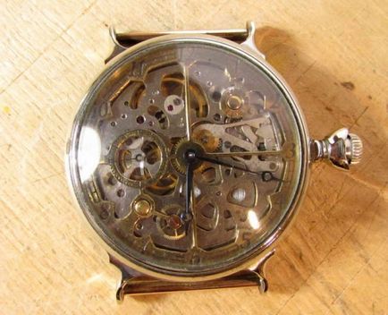 O versiune necomplicată a modificării ceasurilor de buzunar în ceasuri de mână (brățară din piele)