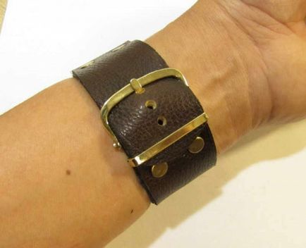 O versiune necomplicată a modificării ceasurilor de buzunar în ceasuri de mână (brățară din piele)