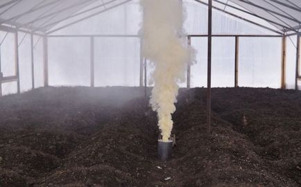 Polikarbonát üvegházak feldolgozása az őszi aratás után, előkészítése magágy, talajfertőtlenítés