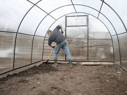 Polikarbonát üvegházak feldolgozása az őszi aratás után, előkészítése magágy, talajfertőtlenítés