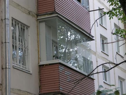 Argumente pro și contra pentru geamurile fără balamale și balcoane