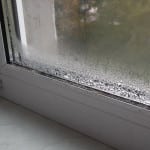 Чому пітніють пластикові вікна між стеклами зсередини