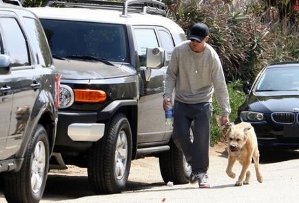 Ryan Gosling merge cu un câine